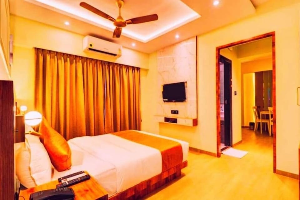 Property building, Communal lounge/ TV room, Bed, TV and multimedia, Photo of the whole room, Bedroom, air conditioner