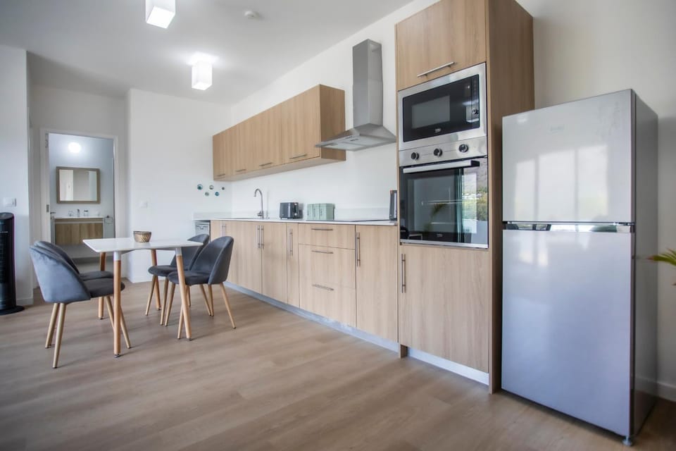 Kitchen or kitchenette, Seating area, oven