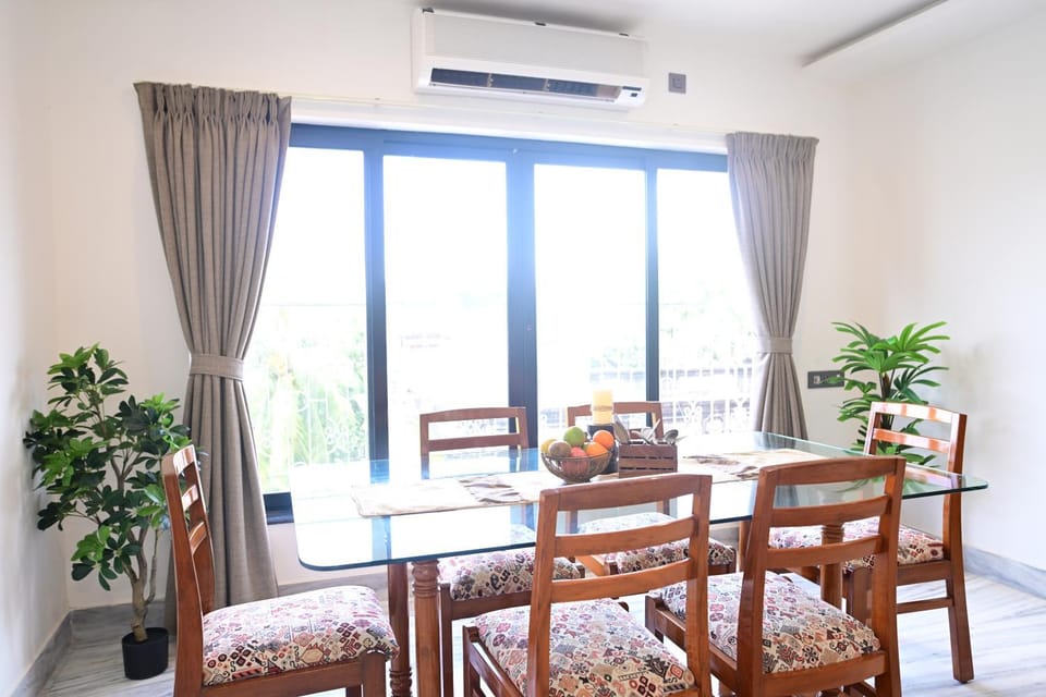 Living room, Seating area, Dining area, air conditioner