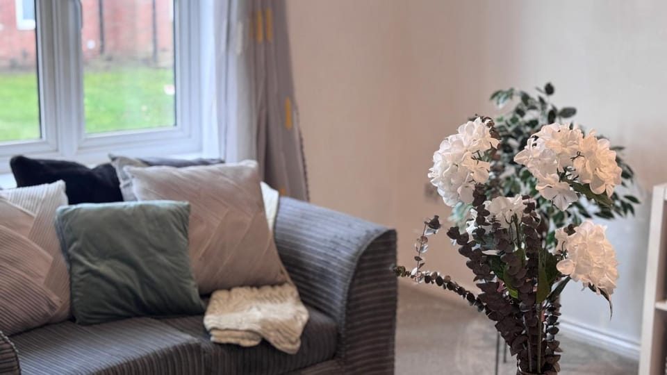 2-Bed Apt, Walsall & Wednesbury,Sleeps 4, Parking Apartment in Walsall
