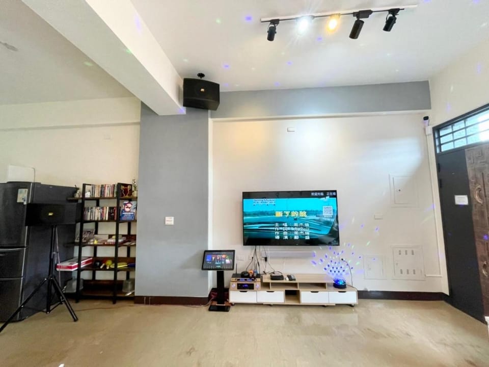 TV and multimedia, Living room, Evening entertainment