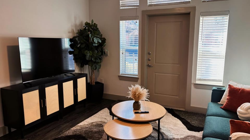 The City Nest - Near Dallas & DFW Airport Apartment in Farmers Branch