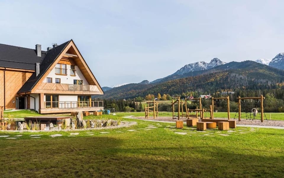 Property building, Nearby landmark, Spring, Day, Natural landscape, Garden, Garden view, Mountain view