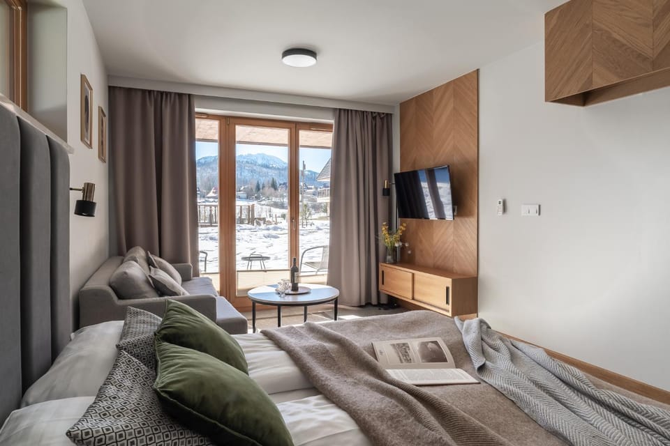 Bed, TV and multimedia, Living room, Photo of the whole room, Seating area, Evening entertainment, Bedroom