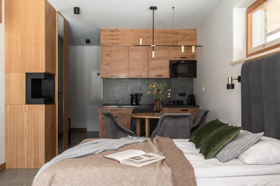 Bed, TV and multimedia, Kitchen or kitchenette, Living room, Photo of the whole room, Seating area, Dining area, Bedroom, wardrobe
