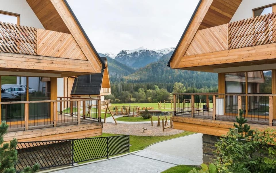 Property building, Spring, Day, Natural landscape, Garden, Evening entertainment, Garden view, Mountain view