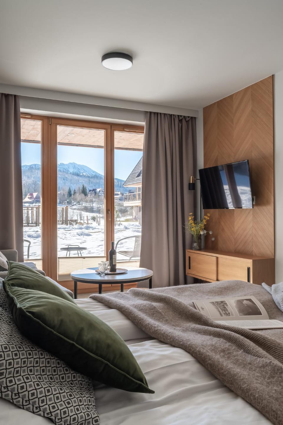 Bed, Natural landscape, TV and multimedia, Photo of the whole room, Bedroom, Mountain view