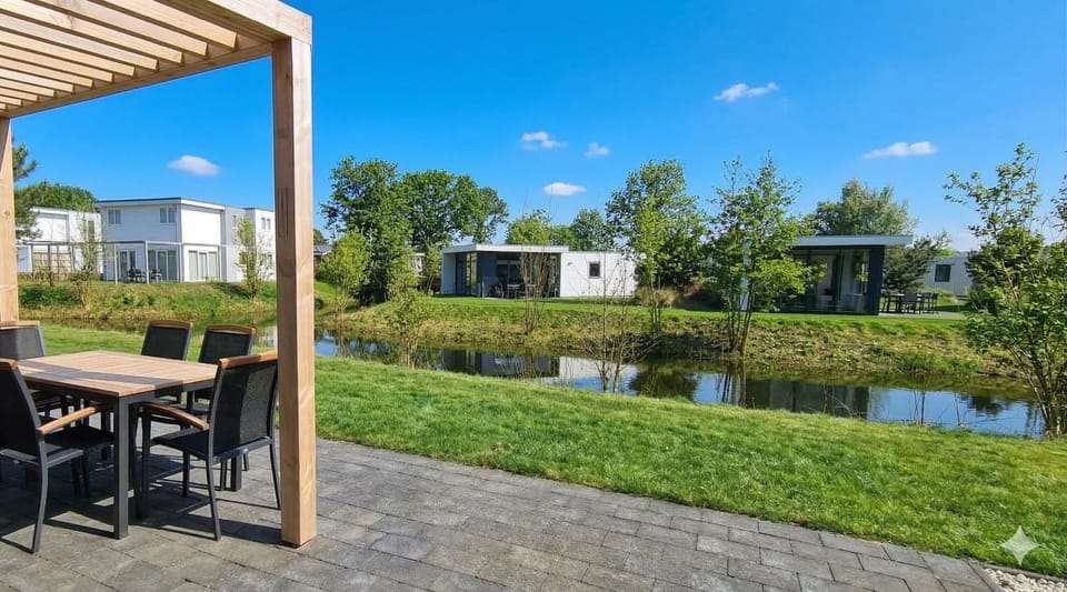 Sunset Beach Villa Modernes Waterfront für 6 Pers 5 Min zum Strand Campground/ 
RV Resort in Hellevoetsluis