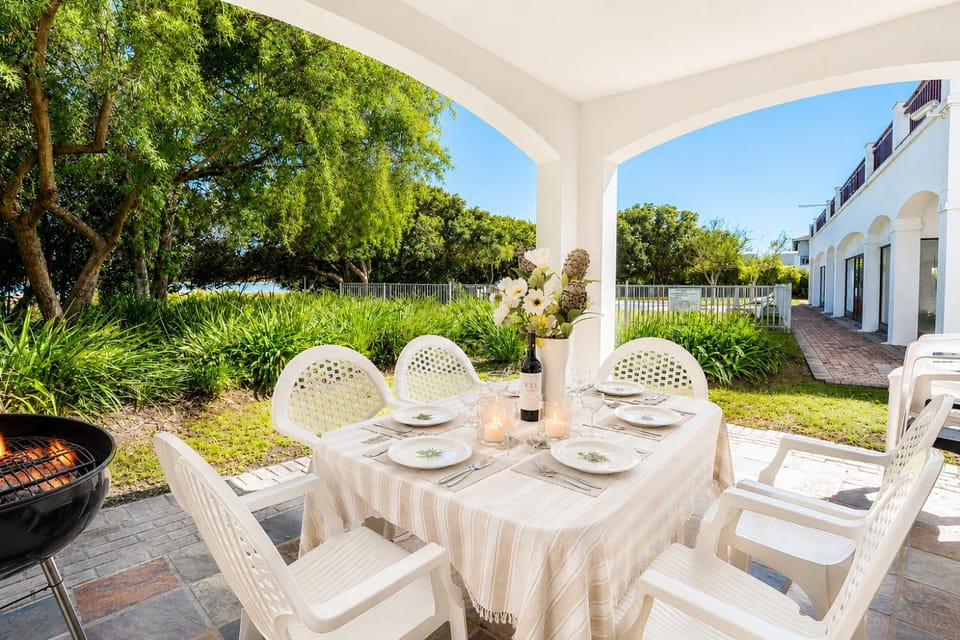 Property building, Patio, Spring, Day, BBQ facilities, Garden, Seating area, Dining area, Garden view