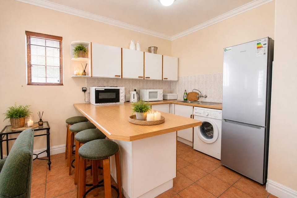 Coffee/tea facilities, Kitchen or kitchenette, Dining area, stove, washing machine