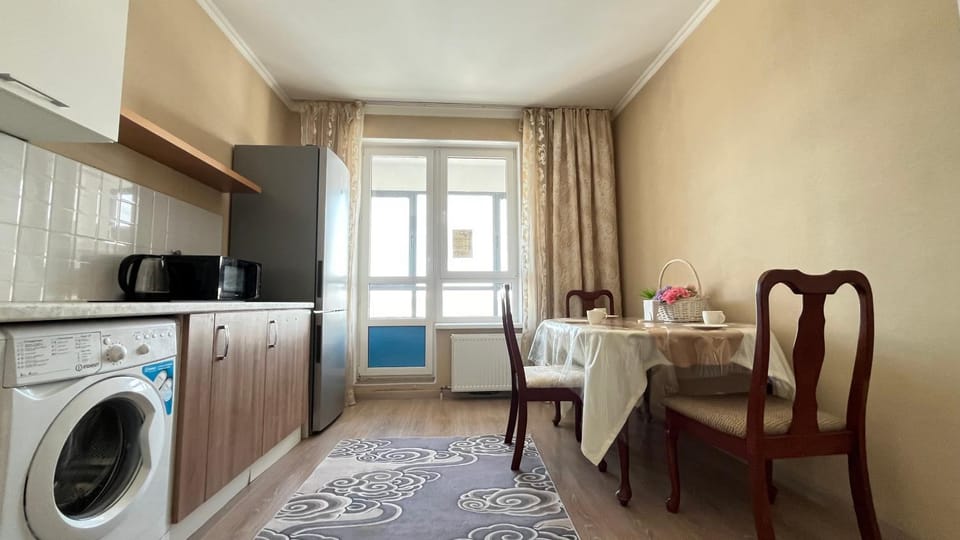 Kitchen or kitchenette, Dining area, stove