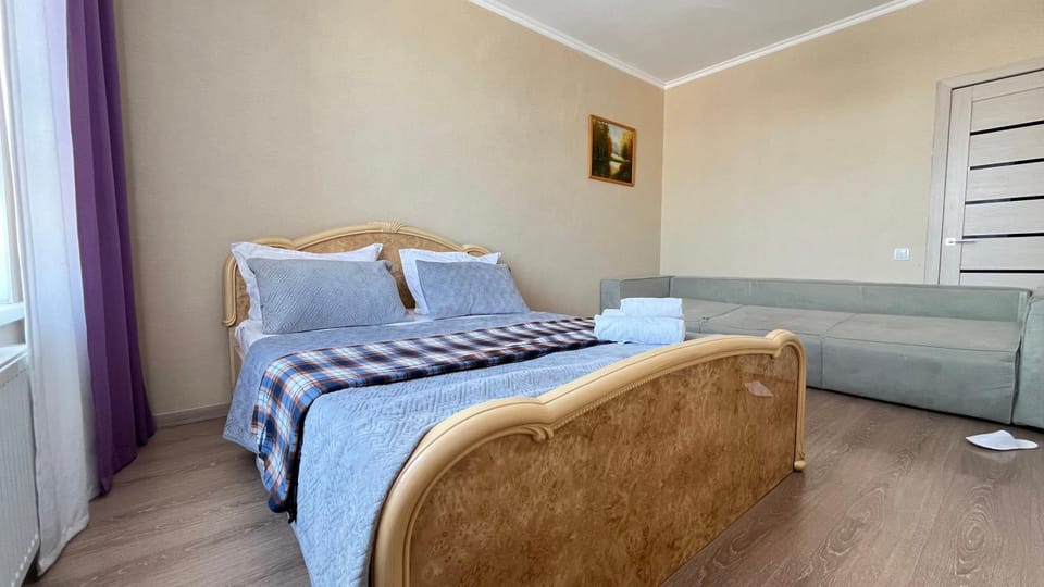 Bed, Photo of the whole room, Seating area, Bedroom