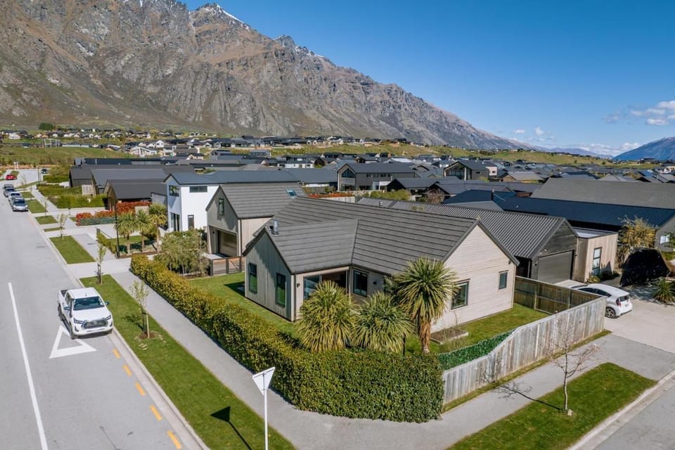Near new 4 bed 2 bath house in Hanleys Farm, Queenstown House in Otago