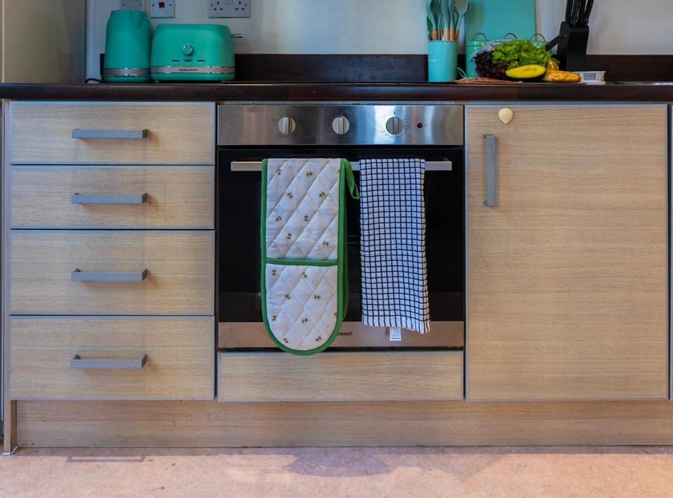 Kitchen or kitchenette, oven