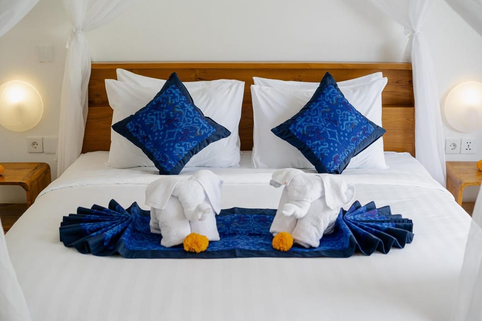 Bed, Bedroom, towels