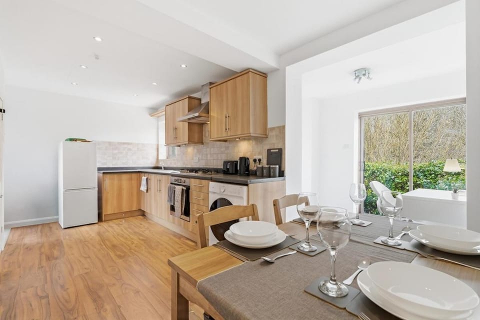 Comfortable 2 bedroom House Private Van Parking Fast WiFi Garden and Patio House in Huddersfield