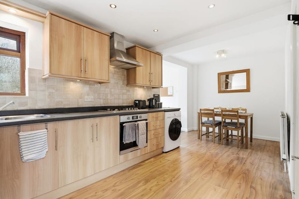 Comfortable 2 bedroom House Private Van Parking Fast WiFi Garden and Patio House in Huddersfield