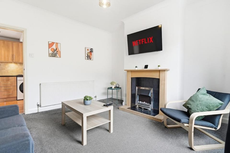 Comfortable 2 bedroom House Private Van Parking Fast WiFi Garden and Patio House in Huddersfield