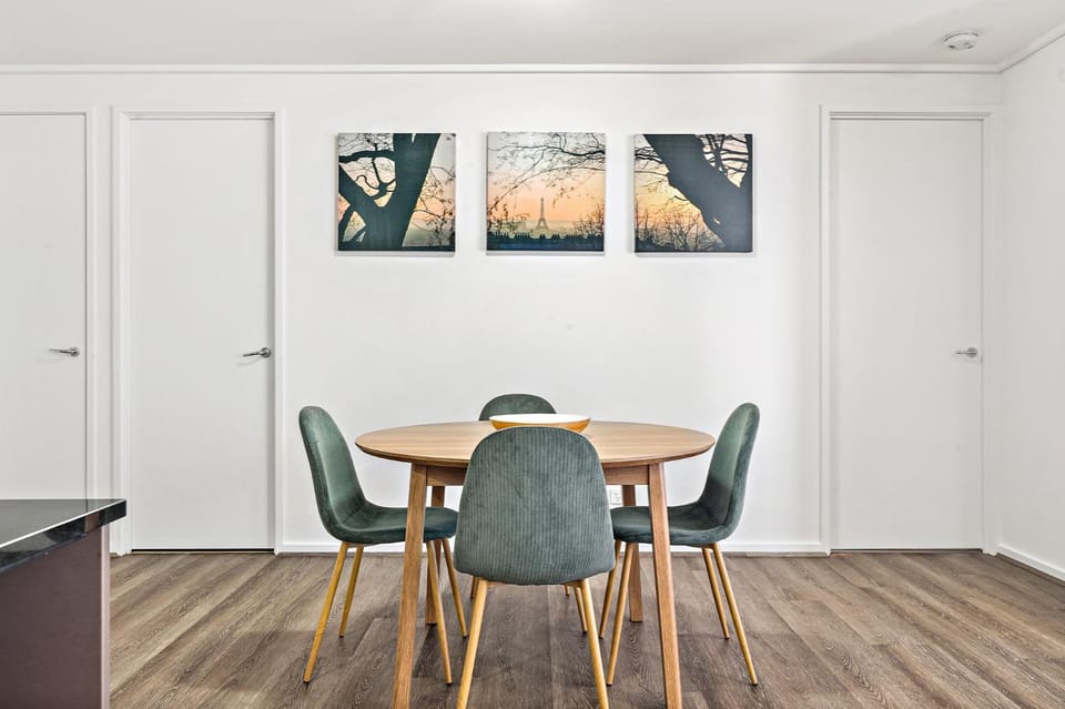 Stylish Southbank Apartment with On-Site Parking Apartment in Southbank