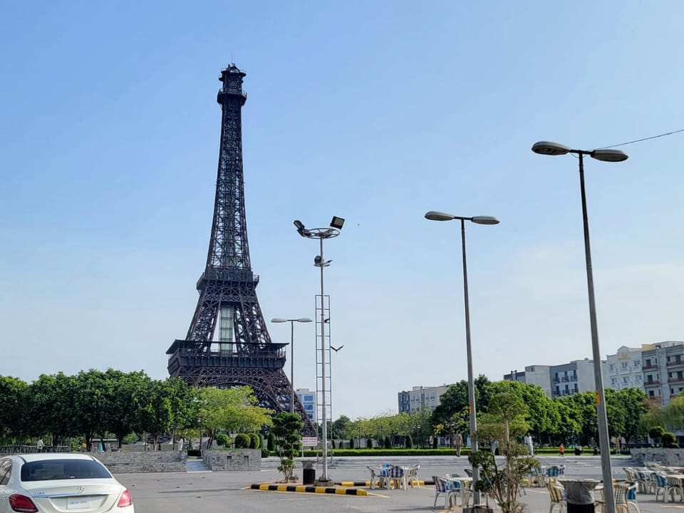 Property building, Nearby landmark, Day, City view, Landmark view, Location