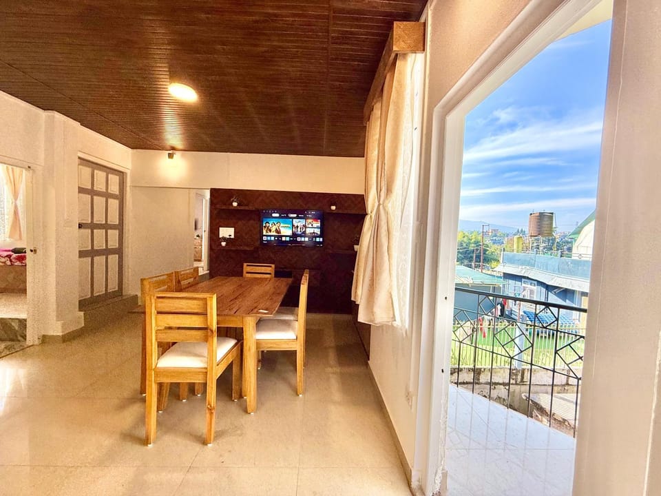 Communal lounge/ TV room, TV and multimedia, Balcony/Terrace, Dining area