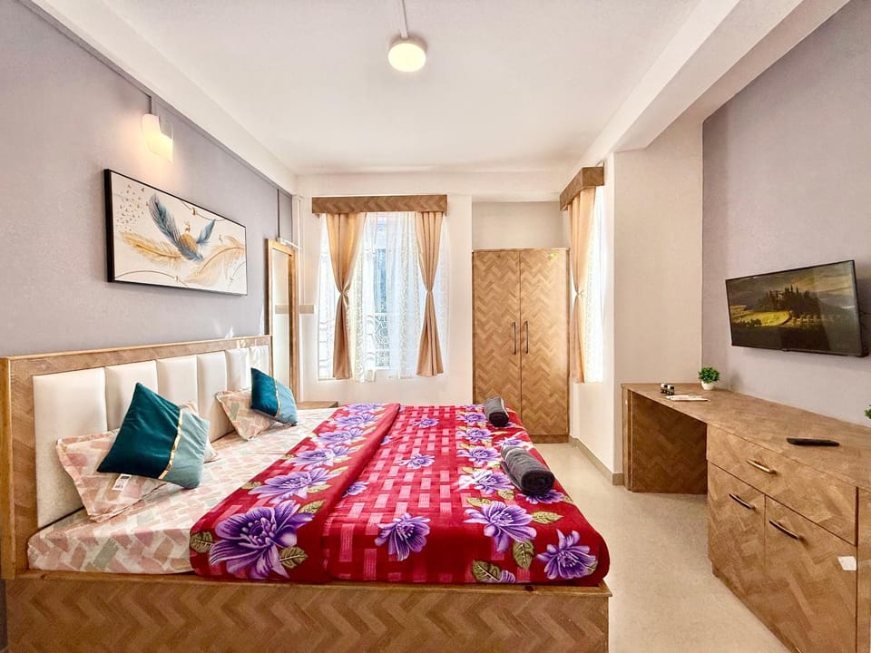 Bed, TV and multimedia, Bedroom, wardrobe