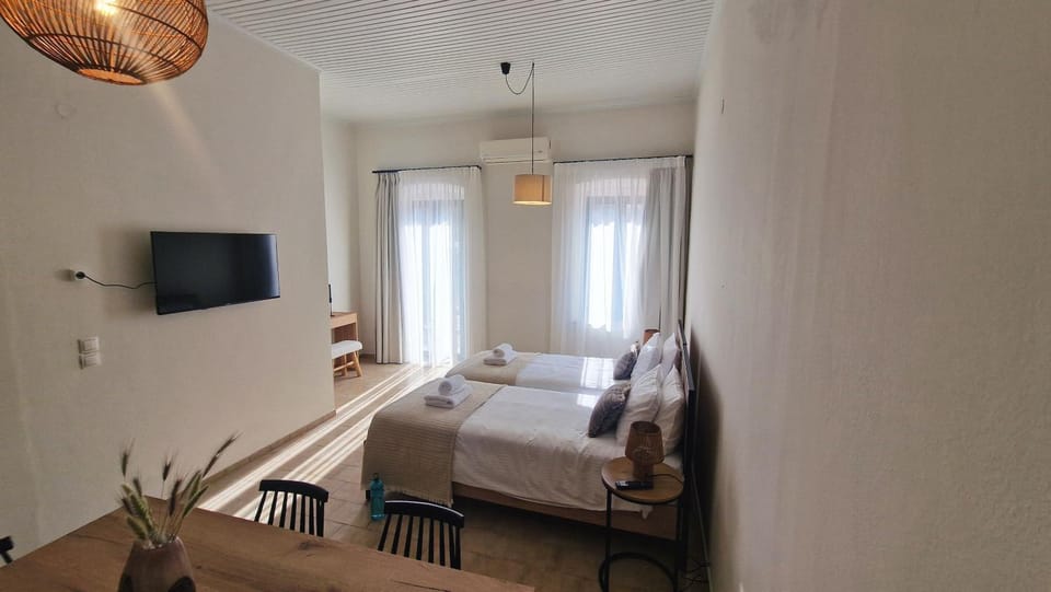 Bed, TV and multimedia, Photo of the whole room, Bedroom
