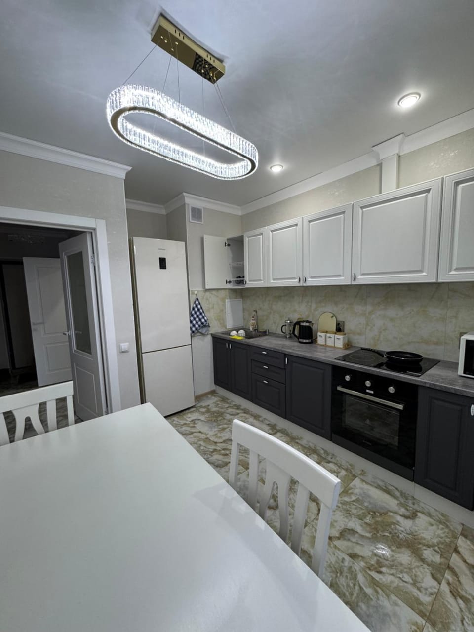Kitchen or kitchenette, Dining area