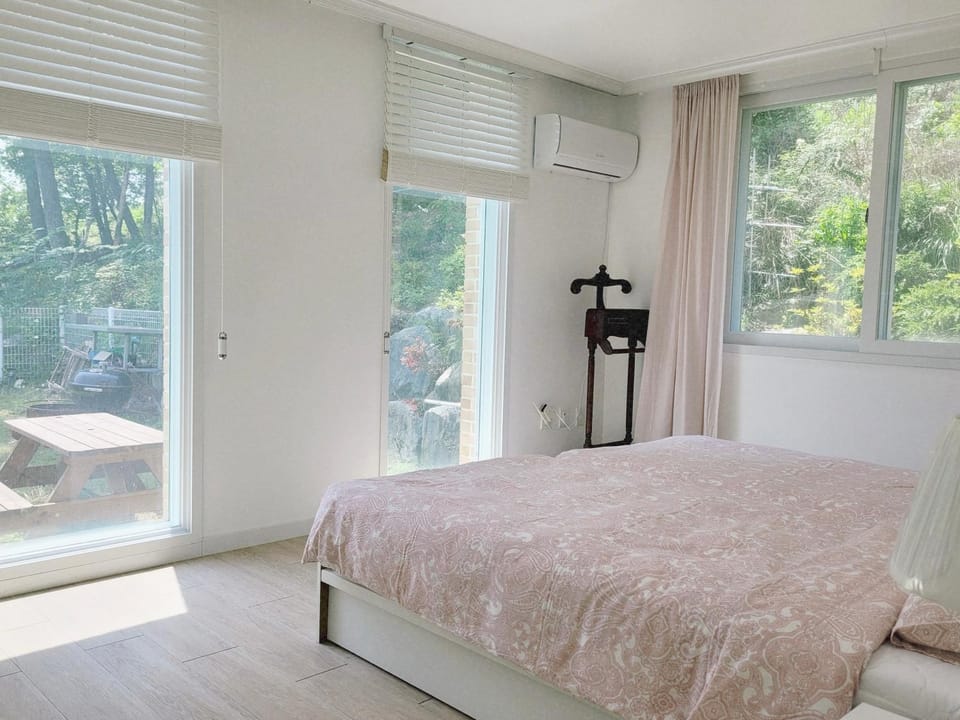 Bedroom, air conditioner
