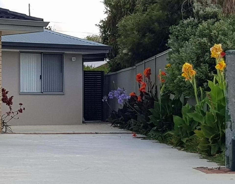 Quiet Self Contained Villa, Free parking and WIFI Villa in Bibra Lake