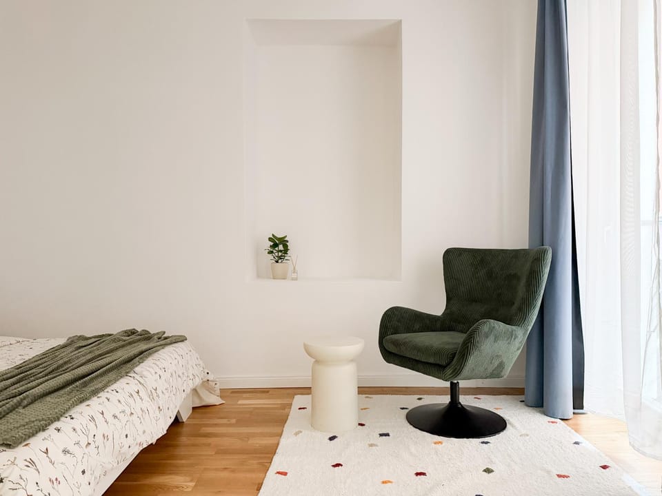 Bed, Seating area