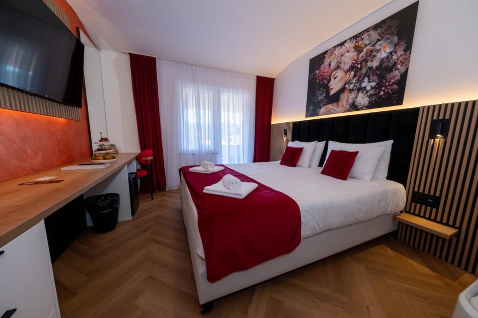 Bed, TV and multimedia, Balcony/Terrace, Bedroom