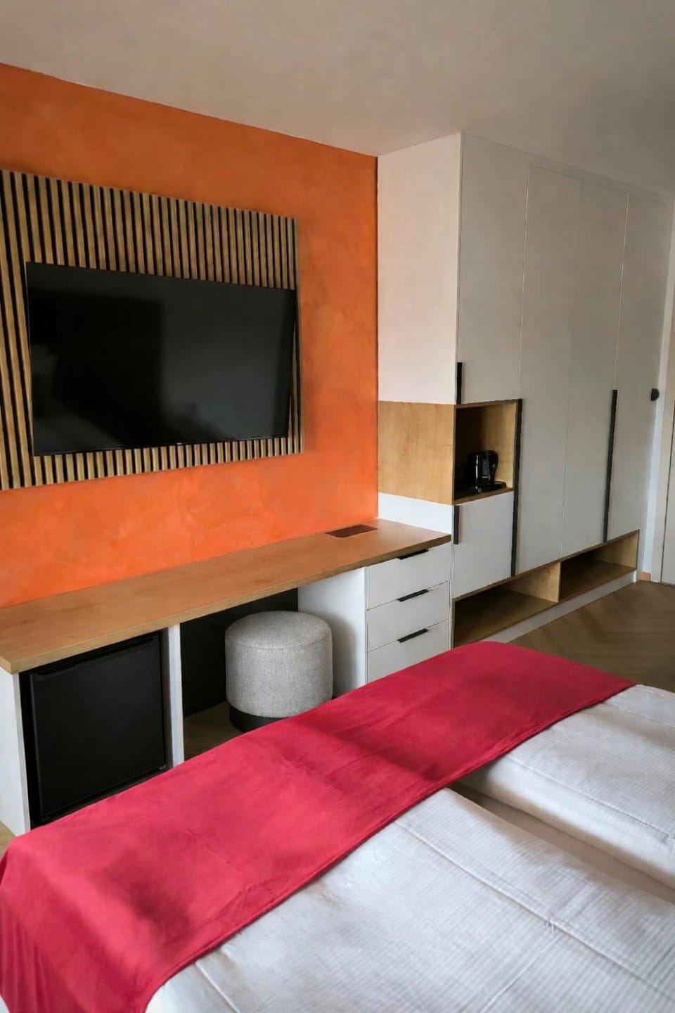 Bed, TV and multimedia, Photo of the whole room, Bedroom