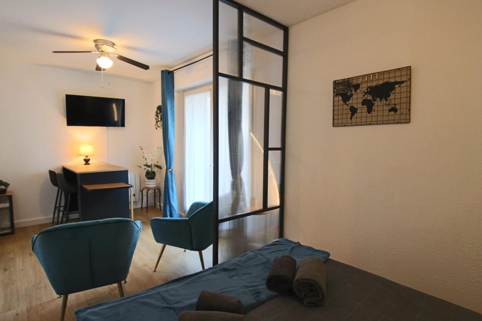 Bed, Dining area