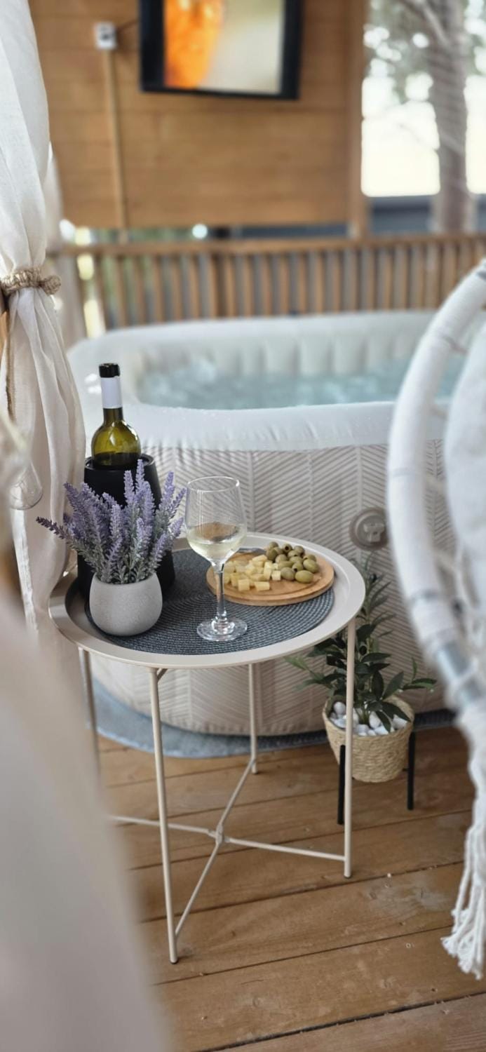 Hot Tub, Seating area, Drinks