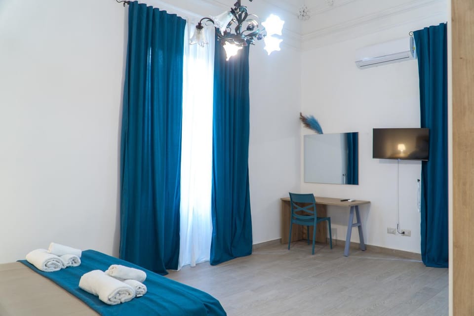 Bed, TV and multimedia, Photo of the whole room, Bedroom, towels, air conditioner