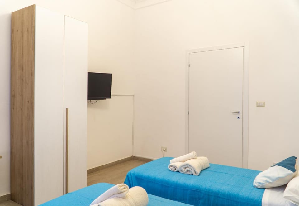 Bed, TV and multimedia, Photo of the whole room, Bedroom, towels, wardrobe