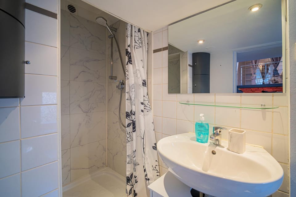 Shower, Toilet