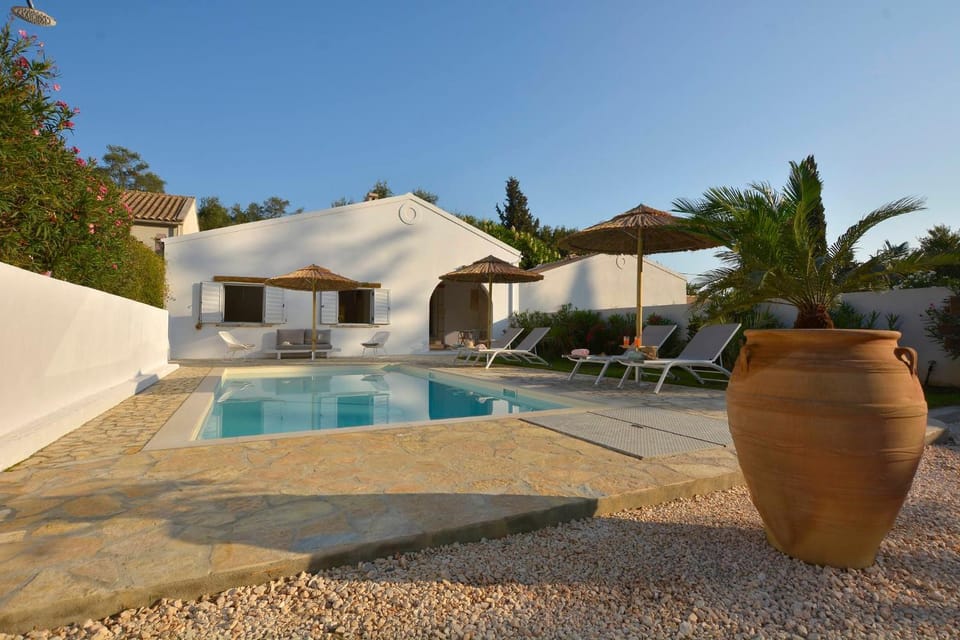 Property building, Swimming pool, sunbed
