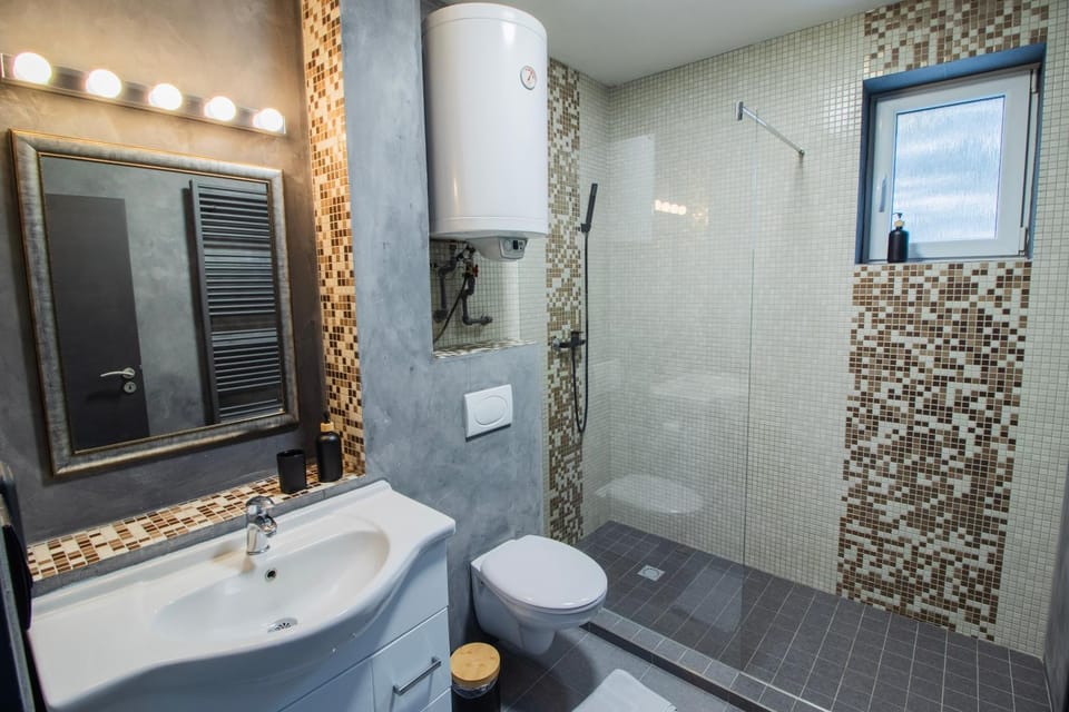 Shower, Toilet, Bathroom, towels