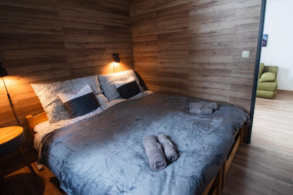 Bed, Bedroom, towels