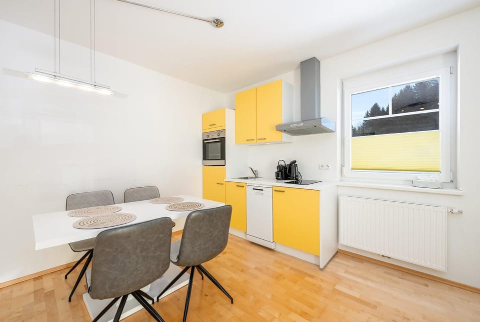 Kitchen or kitchenette, Dining area, dishwasher, oven