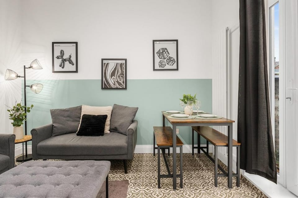 Contractors Stay-Wi-fi-Free Parking-22 Percent Off Monthly House in Manchester