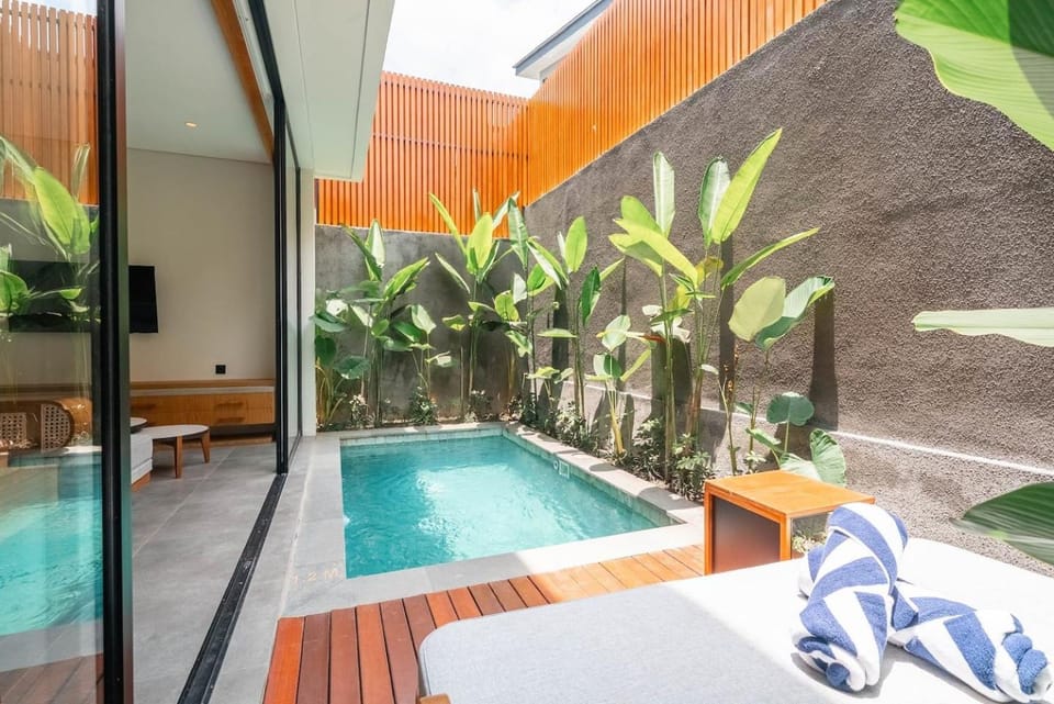 Pool view, Swimming pool, sunbed