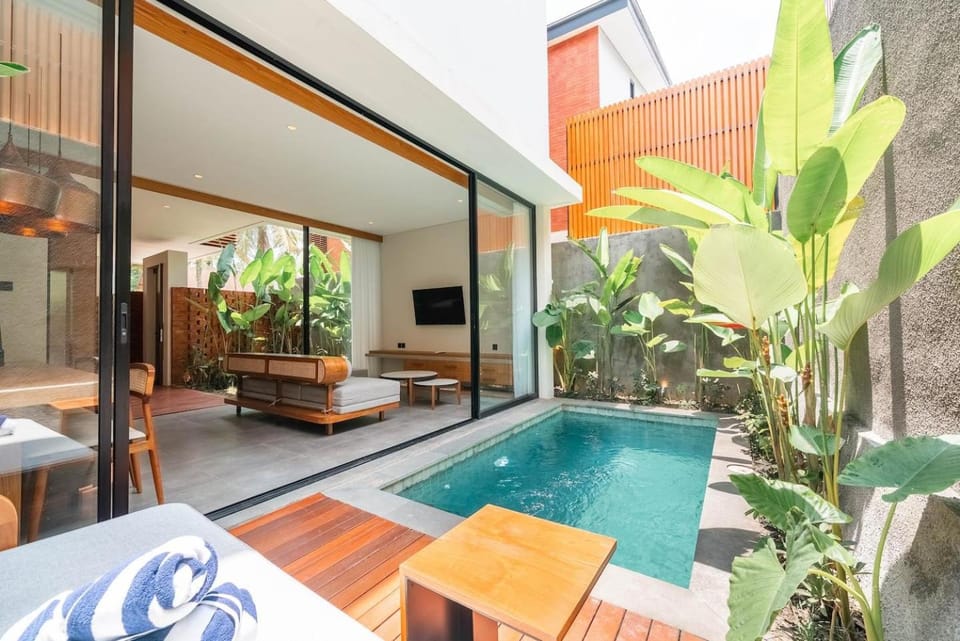 Property building, TV and multimedia, Living room, Swimming pool