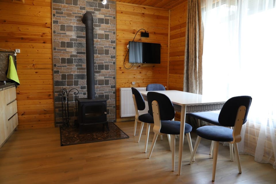 TV and multimedia, Kitchen or kitchenette, Living room, Seating area, Dining area