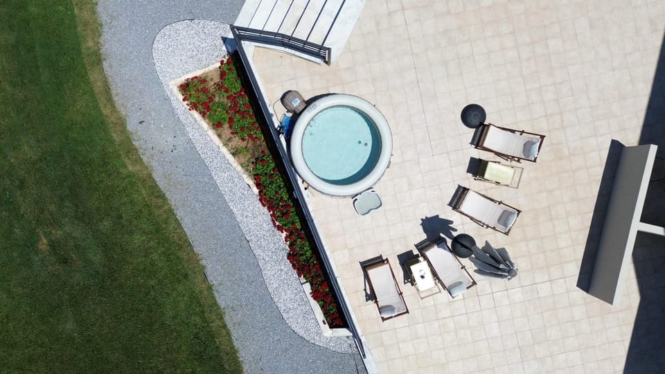 Hot Tub, Garden view, sunbed