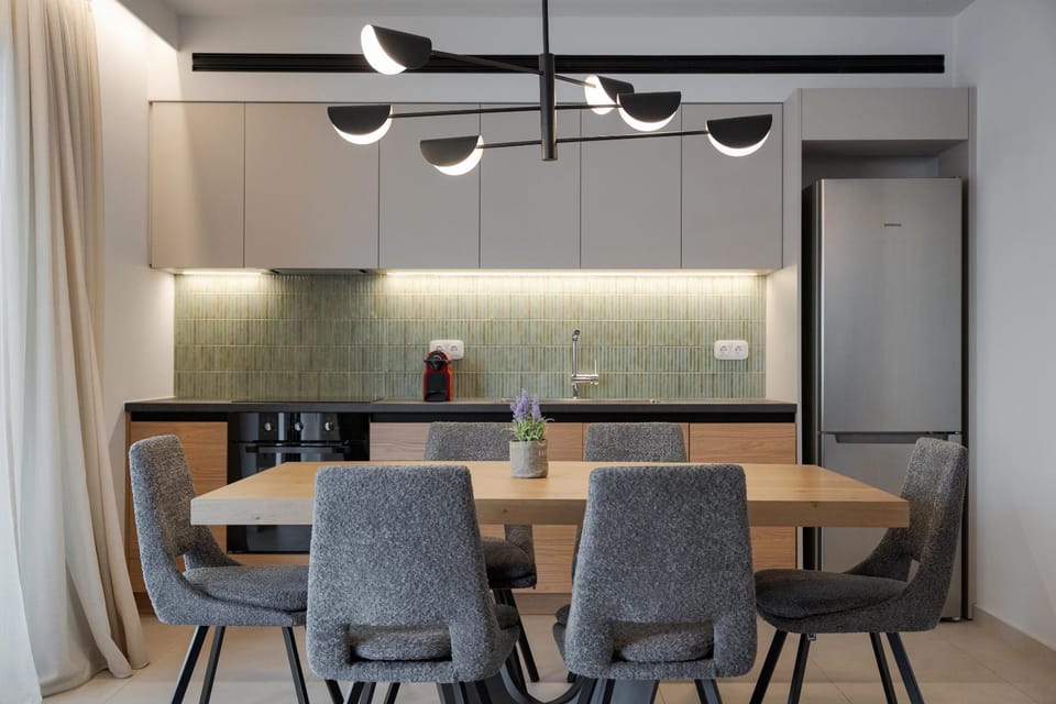 Kitchen or kitchenette, Dining area