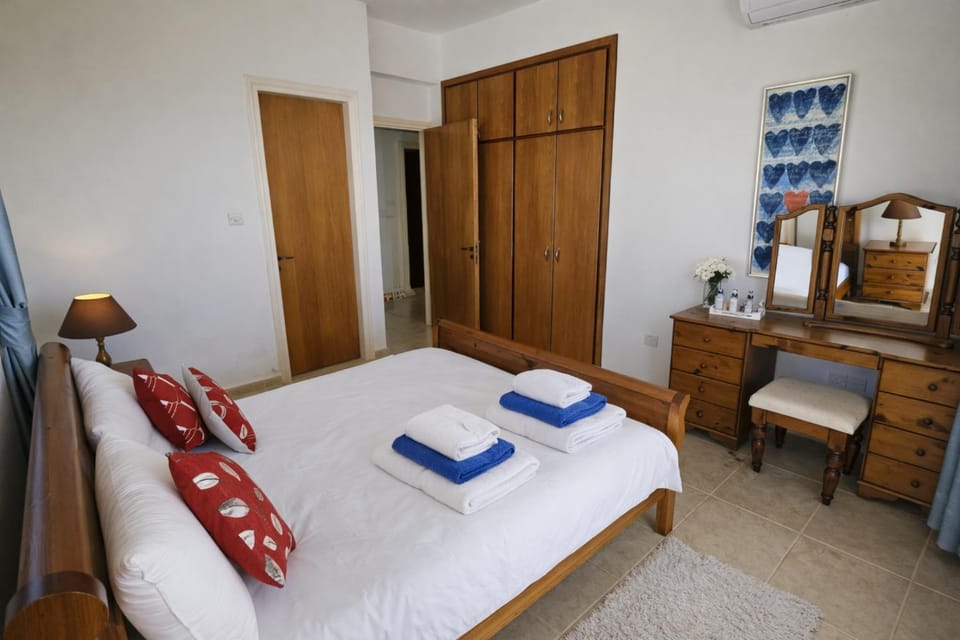 Photo of the whole room, Bedroom, wardrobe