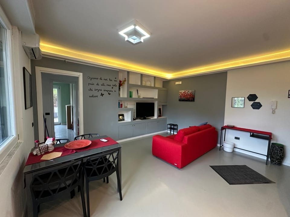 TV and multimedia, Living room, Seating area, Dining area